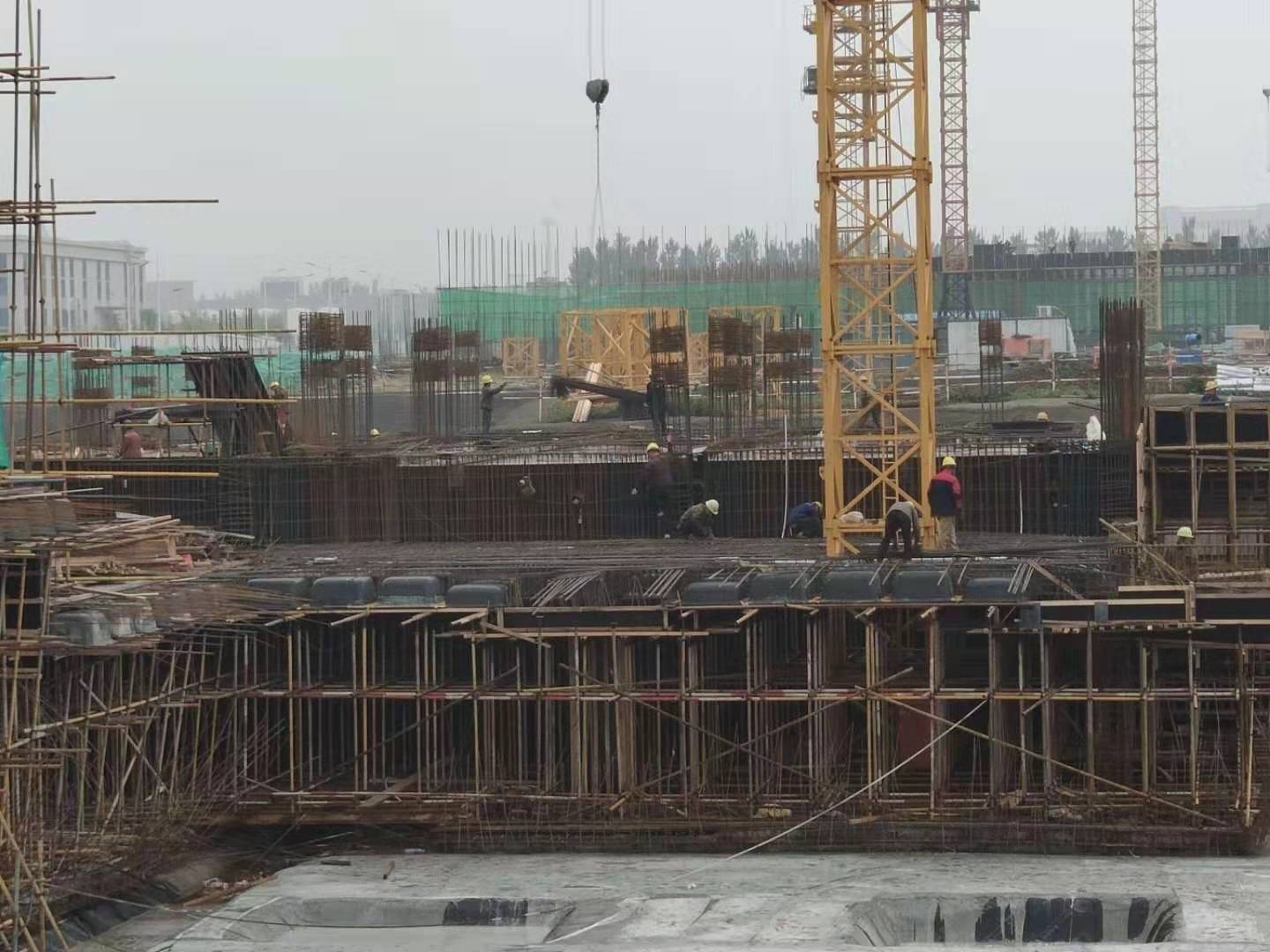 1570859424389243.jpg 1-12#樓及車庫負一層頂鋼筋綁扎.jpg