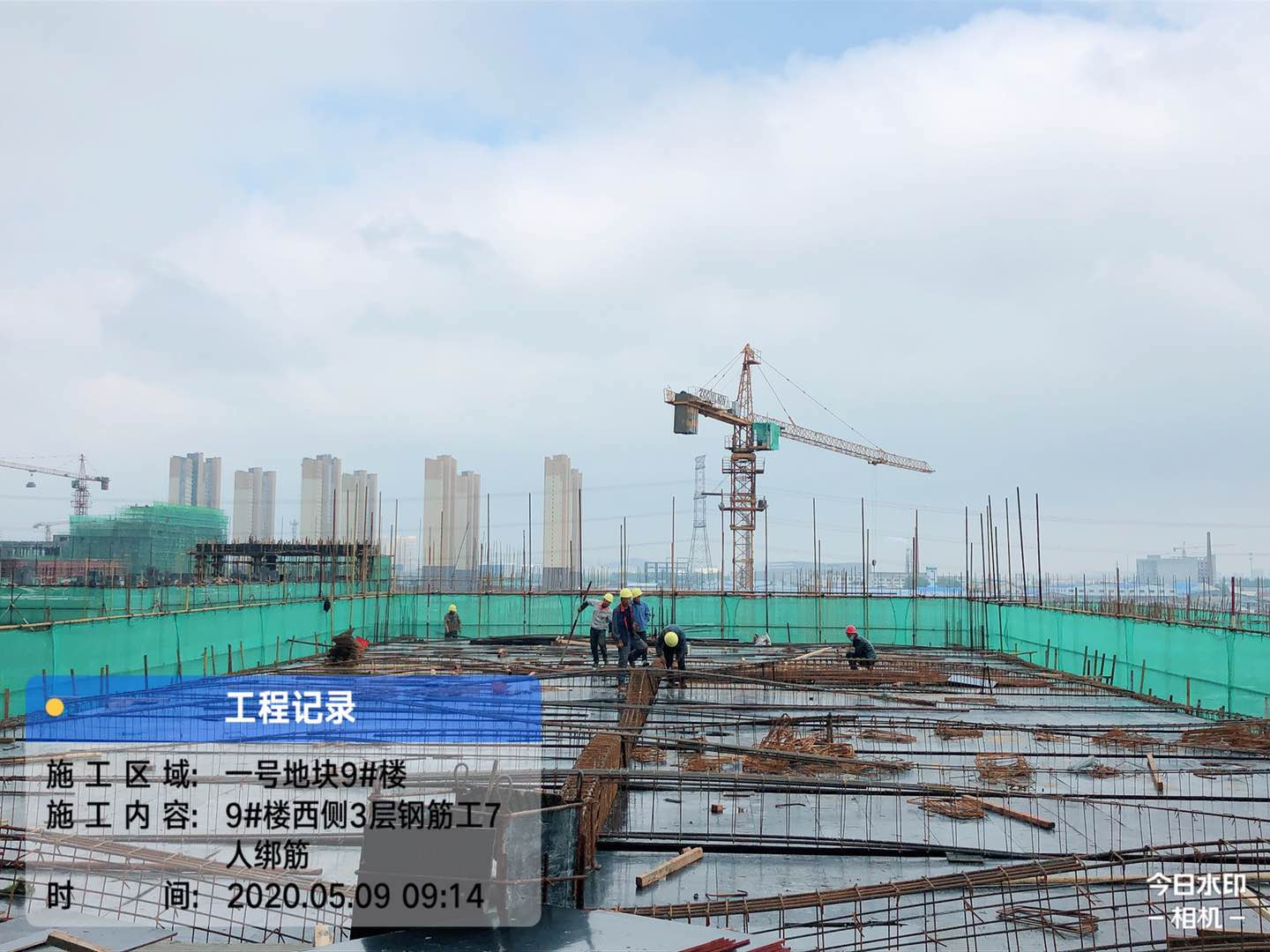 1589009372660186.jpg 1-9#樓西側三層頂板鋼筋綁扎.jpg